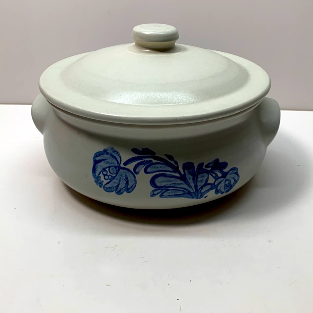 Pfaltzgraff yorktowne casserole dish with lid